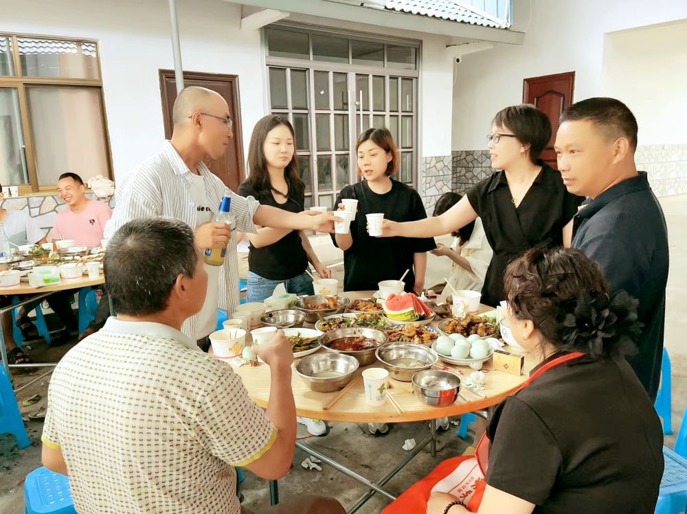 端午佳節(jié)即將來臨之際 四川博水環(huán)保 主管團(tuán)隊 攜節(jié)日禮品 ，向駐扎眉山工業(yè)園區(qū)污水處理廠項目駐地員工，送上深切的慰問和關(guān)懷